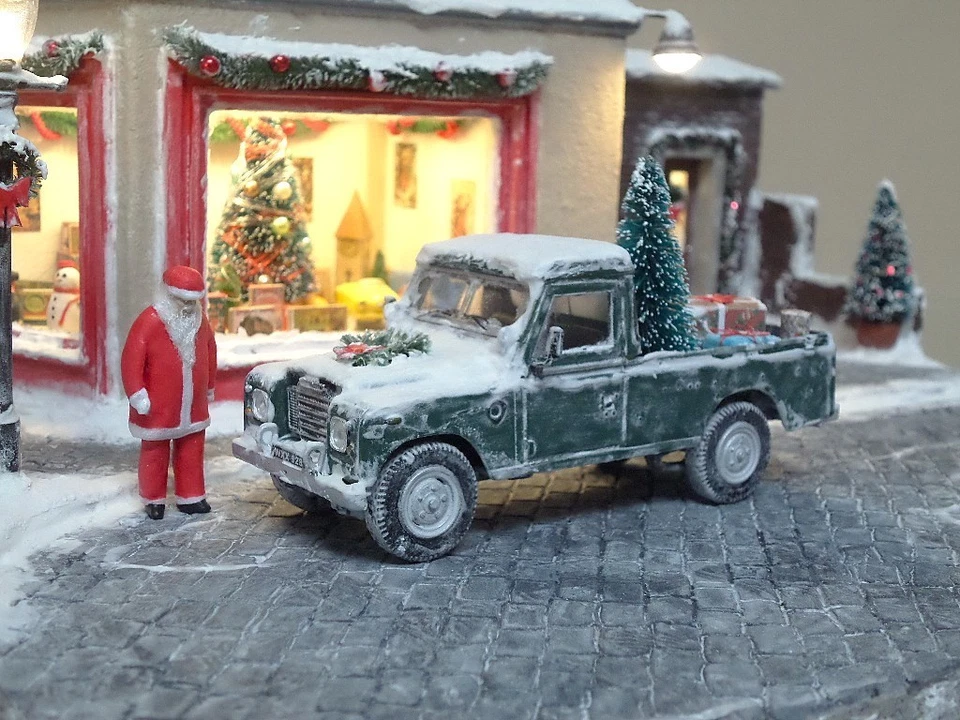 DiORAMA NATALiZiO NEGOZiO Di GiOCATTOLi LAND ROVER 190 PiCKUP (NO NOREV SOLiDO) - Immagine 1 di 4