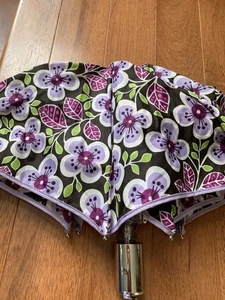 Vera Bradley Regenschirm Pflaume Blütenblätter Muster nicht mehr produziert klassisch bunt kompakt - Bild 1 von 8