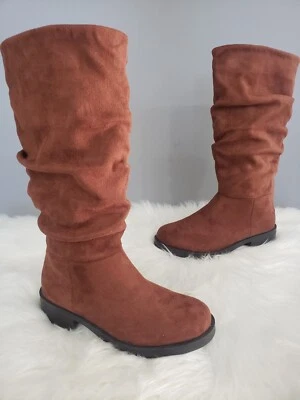 NUEVA TALLA 2 NIÑA NIÑO Steve Madden JCECEE BOTA ACANALADA MARRÓN Gamuza Alta Encorvada Foto 1 de 4