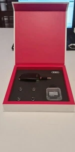 Audi Accessori Originali Chiavetta Usb Sd Card 16 gb 4 Tappini Ruote Stemma Audi - Imagen 1 de 5