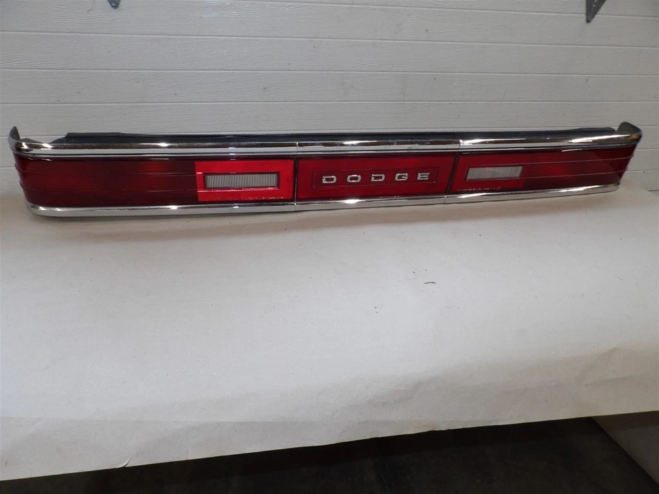JUEGO DE 3 PIEZAS MONTAJE PANEL TRASERO LUZ TRASERA DODGE DINASTY 88-1993 CON PANEL CENTRAL Foto 1 de 4