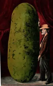 Mann hält riesige Wassermelone auf bunter alter unbenutzter ÜBERTREIBUNG Postkarte - Bild 1 von 2