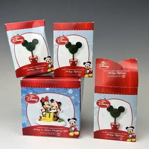 DEPT 56 Mickey & Minnie Geschenkverpackung & 3 Topiary - Frohe Weihnachten Dorf - Bild 1 von 15