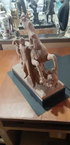 Scultura neoclassica Cavallo e scudiero  in terracotta firmata G. PAVESI  '900 - Foto 1 di 11