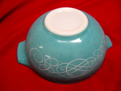 VINTAGE 1950's PYREX 443 2 1/2 QUART TURQUOISE SCROLL CINDERELLA MIXING BOWL - Image 1 of 4