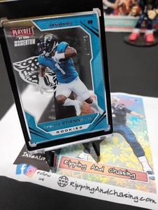 TRAVIS ETIENNE JR 🔥 2021 Chronicles Playoff Momentum Red /199 RC Rookie #PMR-12 - Foto 1 di 4