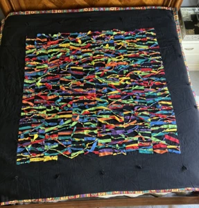 COLCHA BATIK DE LINO FIRMADA A MANO COLGANTE DE PARED 80" X 80" LONNIE KNUTSON - Imagen 1 de 18