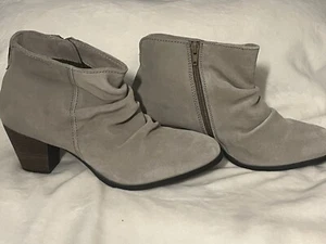 Diba Sandra taupefarbene Wildleder-Stiefelette Größe 11 – neu mit Etikett - Bild 1 von 7