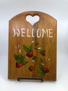 HOLZ ERDBEERE WILLKOMMENSSCHILD MIT HERZAUSSCHNITT. - Bild 1 von 2