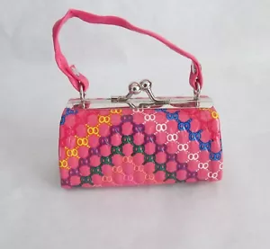 Cartera con estampado de cadena rosa se adapta a muñecas chicas americanas de 18 - Imagen 1 de 1