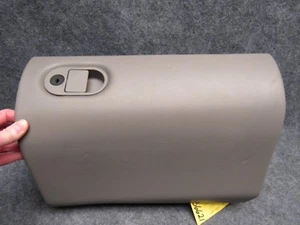Guantera Oldsmobile 88 1996-99 con buen pestillo sin llave vinilo gris medio OEM 36621 - Imagen 1 de 4