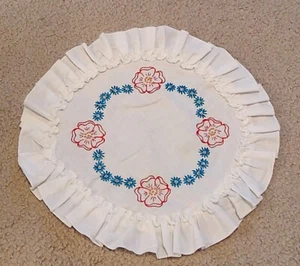 Vintage MCM besticktes Leinen Deckchen blau Gänseblümchen rot Stiefmütterchen Rüschenrand - Bild 1 von 7