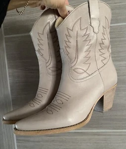 Re: Designed Boots Western Cowboy Cow Leather Nude Cream Applique 41 Uk 7 7.5 - Picture 1 of 24