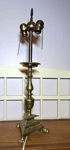 MCM Massive Messing Dreieck Form 24" Tischlampe für zwei Glühbirnen Krallenfuß Italien - Bild 1 von 5