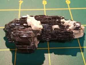 SPEKTAKULÄR! Spray Growth Schwarzer Turmalin mit Albit Matrix - Skardu, Pakistan - Bild 1 von 12