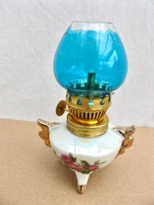 Lámpara de aceite con pantalla de cristal azul 13 cms de alto 8 cms de ancho funcionando en caja vintage - Imagen 1 de 1