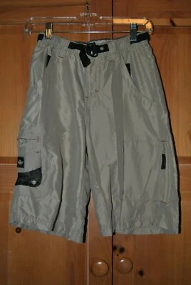 SHORTS CARGO LEE DUNGAREES MASCULINO CÁQUI BRONZEADO. CINTURA ELÁSTICA COM CINTO. TAMANHO PEQUENO  - Imagem 1 de 4