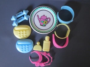 Accesorios para muñeca Barbie - collar, gafas de sol, cinturones, teléfonos, barras, tocador - Imagen 1 de 14