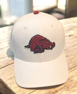 Nike Arkansas Razorbacks Mütze Kappe cremeweiß alter Stil Vintage Logo Druckknopflasche  - Bild 1 von 5
