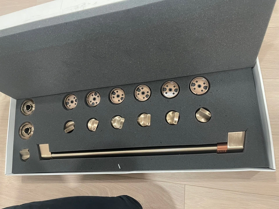 GE CAFE BRUSHED BRONZE 手柄/KNOB 完整套件 适用于 36 英寸 系列 CXPR6HKPMBZ — 第 1/4 张图片