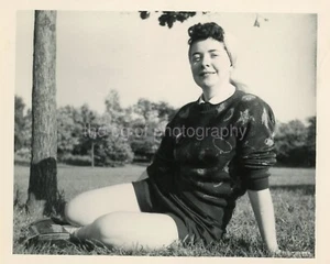 FOTOGRAFÍA ENCONTRADA retrato vintage de mujer de mediados de siglo blanco y negro 410 LA 92 Q - Imagen 1 de 1