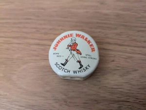 Vintage Johnnie Walker Keramik Optik Abzeichen Etikett Ausgießer Flasche Topper - Bild 1 von 8