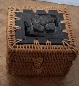 Vintage Lombok geflochtene Schatulle geschnitztes Holz Blume Indonesien aufklappbar 2,5"x2,5" Schmuck - Bild 1 von 7