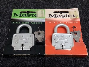 2 NOS Master Lock Co #55-D Little Giant Vorhängeschlösser mit Schlüssel in ungeöffneter Displaykarte - Bild 1 von 3