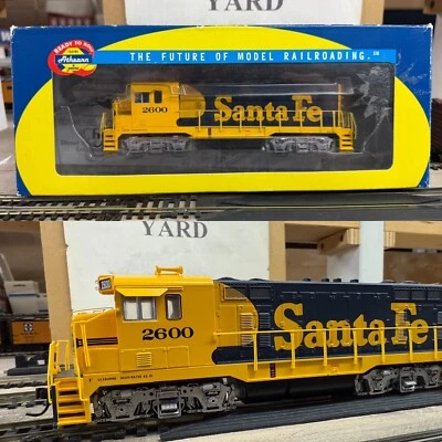 Athearn 91555 RTR HO Scale CF-7 Round Cab DCC READY Santa Fe (ATSF) 2600 - Image 1 of 4