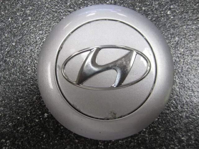 Una (1) tapa central OEM 2007-2010 17" Hyundai Entourage 52960-4D100 74582 Foto 1 de 4