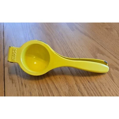 Musa Vintage Amarillo Limón Prensa Exprimir Metal Foto 1 de 4