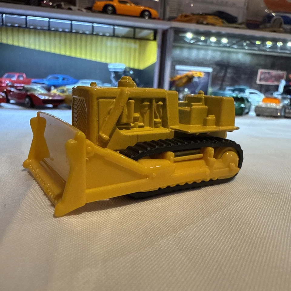 Vintage  Die-cast Caterpillar D9 Bulldozer 1:64 Diecast Model - Image 1 of 4