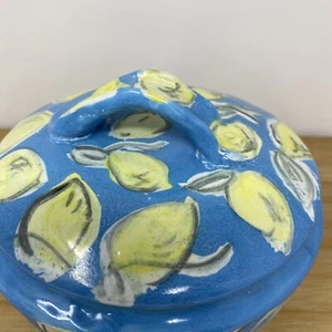 Cuenco cubierto de cerámica Lemons Art Studio marcado/firmado azul amarillo pintado a mano - Imagen 1 de 12