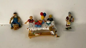 Woodland Scenics HO Backyard Birthday Preowned (TZ819) - Picture 1 of 1