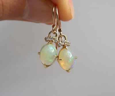 Pendientes colgantes colgantes de ópalo de fuego genuino de corte ovalado de 3,10 quilates enchapados en oro amarillo de 14 quilates Foto 1 de 4