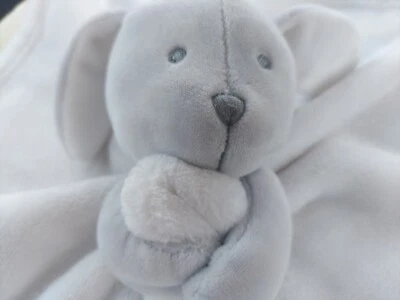 Baby Lovie, tema cachorro. 14inx14in. Blanco/Gris. Por Blankets & Beyond. Foto 1 de 4