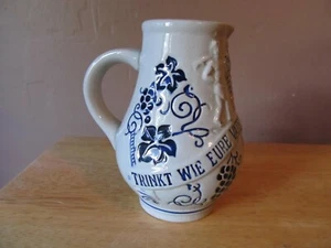 Jarra de vino pequeña vintage de cerámica esmaltada con mango alemán con escritura alemana - Imagen 1 de 8