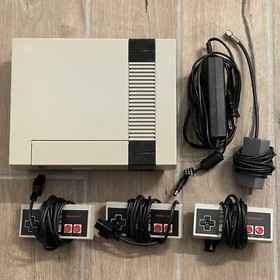 Nintendo NES Entertainment System Console NES-001 w/ 3 OEM Controllers & Cables