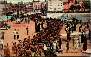 Cartolina Highlanders britannici che attraversano una piazza a Bologna Francia WCA Underwood - Foto 1 di 2