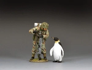 KING & COUNTRY FALKLANDS WAR TF018 BRITISH PARA LOOKING AT PENGUIN - Picture 1 of 6