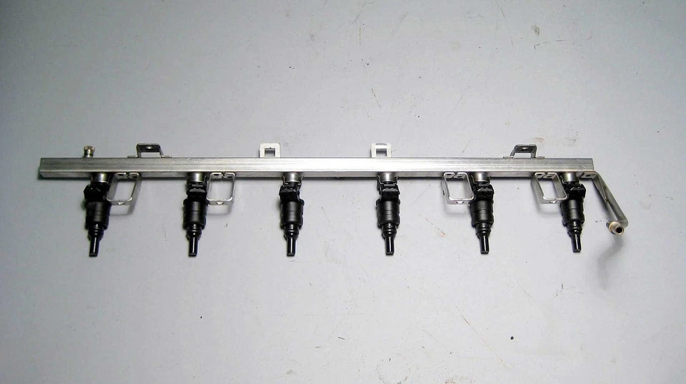BMW M54 2.5L Fuel Rail w/ Injectors E39 E46 E60 E83 E85 325i 2001–2006 OEM - Image 1 of 3