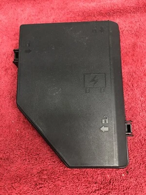 КРЫШКА КОРОБКИ ПРЕДОХРАНИТЕЛЕЙ ВЕРХНЯЯ ГЛАВНАЯ ПАНЕЛЬ ДВИГАТЕЛЯ 3,6 Л GMC ACADIA 2007-2015 25807075 - Изображение 1 из 4