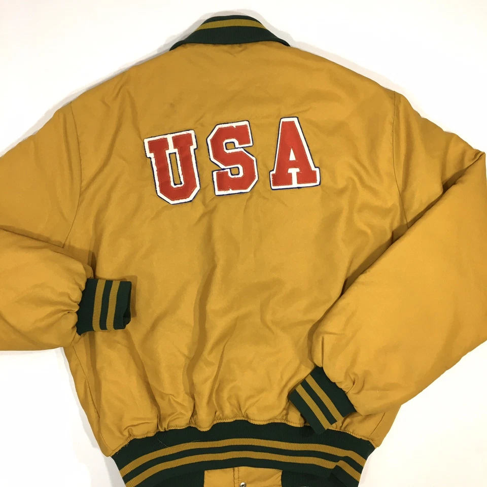 RARA De Colección Años 80 Howe Hombres CANTADOR SATINADO Chaqueta de Béisbol EE. UU. DORADO Equipo Abrigo Bombardero L Foto 1 de 4