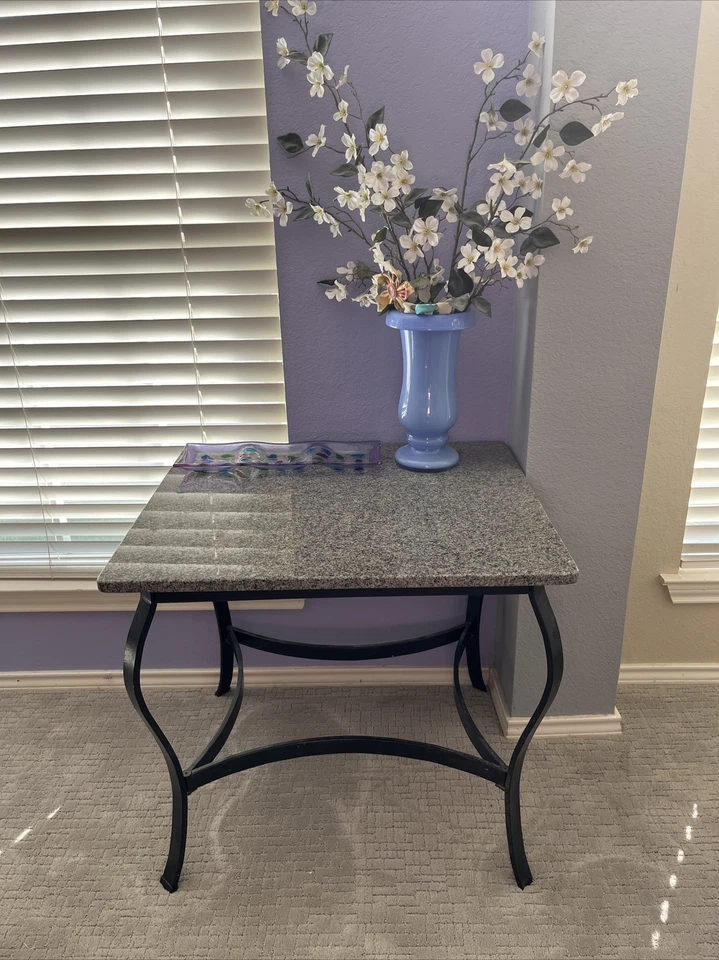 Mesa auxiliar superior de granito Foto 1 de 2