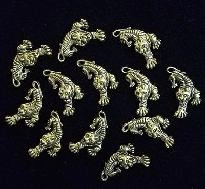 Dije de plata tibetana (tono dorado) - Tigre (pequeño) ☆ 12 piezas Foto 1 de 4