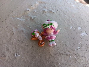 FIGURA DE PVC MINIATURA STRAWBERRY SHORTCAKE 1983 DE COLECCIÓN CON MONO - Imagen 1 de 5