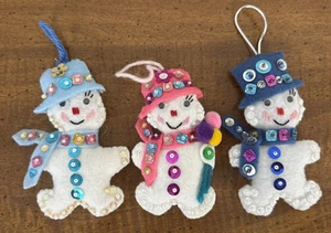 Adornos de fieltro hechos a mano - 3 personas de nieve - adornados con cuentas y lentejuelas - Imagen 1 de 6