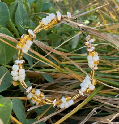 Brazalete de alambre con cuentas de vidrio en tonos dorados y perlas con cuentas de oro rosa de hematita Foto 1 de 4