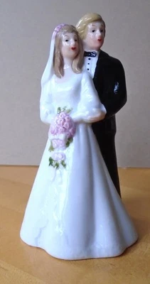 Decoración de pastel de boda vintage de porcelana/cerámica novia y novio 1986 Foto 1 de 4