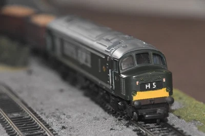 Mainline Class 45 Peak BR Green 2 Different Headcodes OO Runner - Image 1 of 4